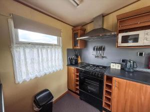 Cucina o angolo cottura di Great Dog Friendly Caravan To Hire With Field Views In Norfolk Ref 10132B