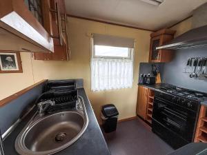 Cucina o angolo cottura di Great Dog Friendly Caravan To Hire With Field Views In Norfolk Ref 10132B