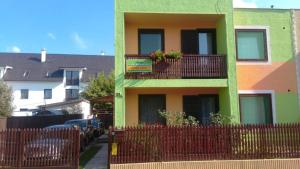 ハイドゥソボスローにあるPark Apartmanの花が咲くバルコニー付きの建物