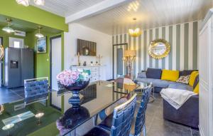 ein Wohnzimmer mit Tisch und Couch in der Unterkunft Stunning Home In Royan in Royan