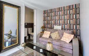 ein Wohnzimmer mit einer Couch und einem Spiegel in der Unterkunft Stunning Home In Royan in Royan