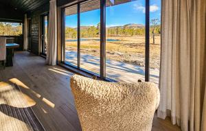 Habitación con silla frente a una ventana en 4 Bedroom Stunning Home In Eggedal, en Eggedal