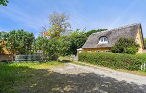 Zahrada ubytování Charming Home In Samsø With 1 Bedroom