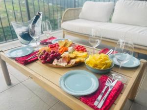 un tavolo con vassoio di bicchieri da cibo e vino di Quinta do Casal Bystol, Casa 1 a Casal de Loivos