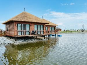 Výhled na řeku, která protéká v blízkosti hotelu