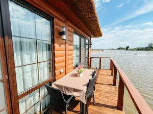 Výhled na řeku, která protéká v blízkosti hotelu
