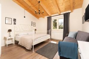 ein Schlafzimmer mit einem Bett und einer Couch in der Unterkunft Accommodation TRI MURVE in Plomin