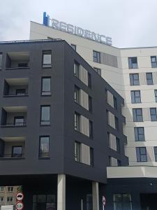 un edificio negro con un cartel encima en Apartament Exclusive, en Rzeszów