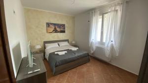 un dormitorio con una cama y una ventana en La Casa Di Maria, en Carini