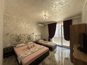 A bed or beds in a room at Dracena Guesthouse