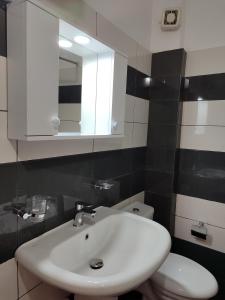 サランダにあるSeaview Apartment Detjoniの白い洗面台とトイレのあるバスルーム +26枚の写真