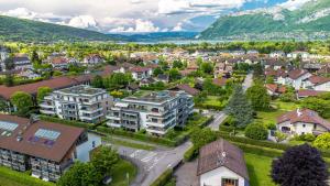 een luchtzicht op een stad in de bergen bij Tournette, vue montagne & belle terrasse in Annecy