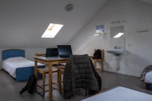 Posteľ alebo postele v izbe v ubytovaní Auberge de Jeunesse HI Genêts + 4 fotografie
