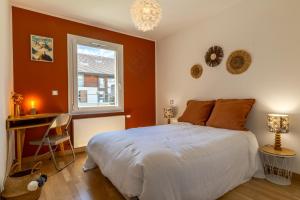 een slaapkamer met een groot bed en een raam bij Tournette, vue montagne & belle terrasse in Annecy