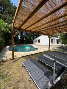 Piscina a La maison vauclusienne o a prop