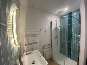 une salle de bain avec une douche, des toilettes et un lavabo dans l'établissement La Villa du Gillieux, à Saint-Clément-des-Baleines