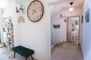 un pasillo con un reloj grande en la pared en APART HOTEL ASTERIA, en Liubliana