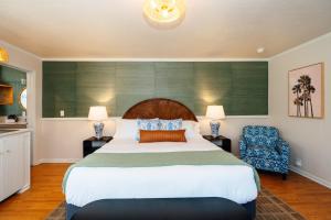 Postel nebo postele na pokoji v ubytování Swank Boutique Suites
