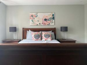 a bedroom with a bed with two lamps and a painting at Heart Downtown 2BD NEW Paint floor CITY View LM207 in Atlanta