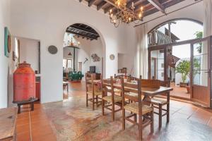 a dining room with a table and chairs at Casa Rural La Molina in Máguez