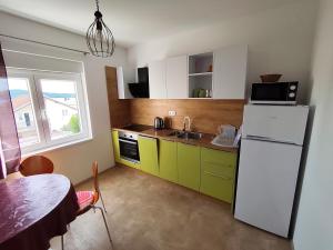 Kuchyň nebo kuchyňský kout v ubytování Spacious 2-bedroom apartment with terrace sea view