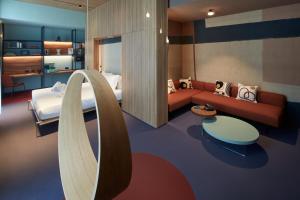 una camera d'albergo con un letto e un divano di 21 House of Stories Navigli a Milano