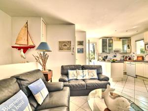 Køkken eller tekøkken på Holiday Home Les Epinouses by Interhome