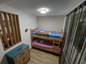 Ліжко або ліжка в номері Apartman Šapat bora