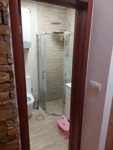 A bathroom at Apartman Šapat bora Még 18 kép