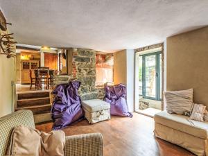 Ruang duduk di Holiday Home Il Glicine by Interhome
