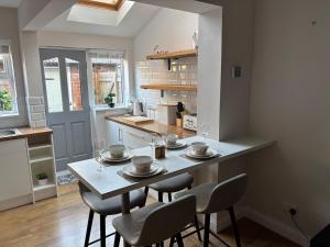 une cuisine avec une table, des chaises et un comptoir dans l'établissement Hill View Cottage, à Mappleton 24 autres photos