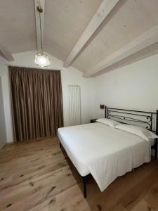 A bed or beds in a room at AFFITTACAMERE LA VOLPE