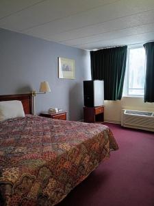 Katil atau katil-katil dalam bilik di Norwood Inn Worthington +13 gambar