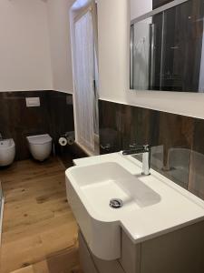 A bathroom at AFFITTACAMERE LA VOLPE