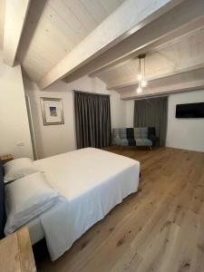A bed or beds in a room at AFFITTACAMERE LA VOLPE