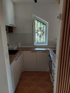 Кухня або міні-кухня у Apartman Šapat bora
