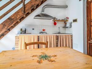 Η κουζίνα ή μικρή κουζίνα στο Apartment Bilo Giallo by Interhome