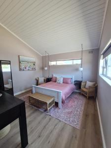 a bedroom with a pink bed and a couch at LieBling Place in Cape Town