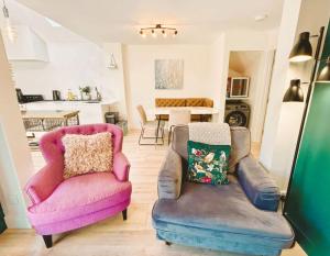 a living room with two chairs and a couch at Bright Mews House with Garage in Heart of Cambridge in Cambridge