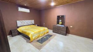 Postel nebo postele na pokoji v ubytování شاليه الريف - البحر الميت - النهضة Chalet Al-Reef - DeadSea - Al-Nahda