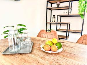 Una mesa con dos platos de fruta encima. en Holiday Home Beach House Westkapelle 2B by Interhome, en Westkapelle