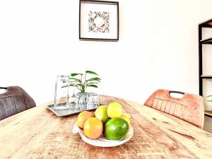 un plato de fruta en una mesa de madera en Holiday Home Beach House Westkapelle 2B by Interhome, en Westkapelle 37 fotos más