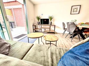 una sala de estar con un sofá y una mesa en Holiday Home Beach House Westkapelle 2B by Interhome, en Westkapelle