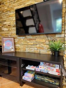 Телевізор і / або розважальний центр в Apartman Šapat bora
