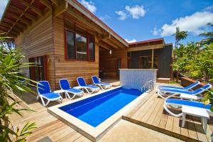 בריכת השחייה שנמצאת ב-Paradise Holiday Homes Rarotonga או באזור