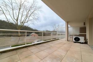 ロデーズにあるLEntre Deux : havre de paix entre nature villeの洗濯機が置かれた家のバルコニー