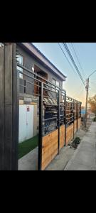 a wooden fence in front of a house at Atakama loft Habitación in Caldera