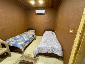 Postel nebo postele na pokoji v ubytování شاليه الريف - البحر الميت - النهضة Chalet Al-Reef - DeadSea - Al-Nahda