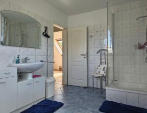 Koupelna v ubytování Ferienwohnung "Am Moorbad" + 13 fotografií