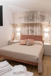 une chambre avec un grand lit avec deux tables de nuit dans l'établissement Elementi B&B, à Altamura